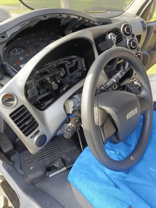Mecánico instalando sistema de seguridad en un vehículo